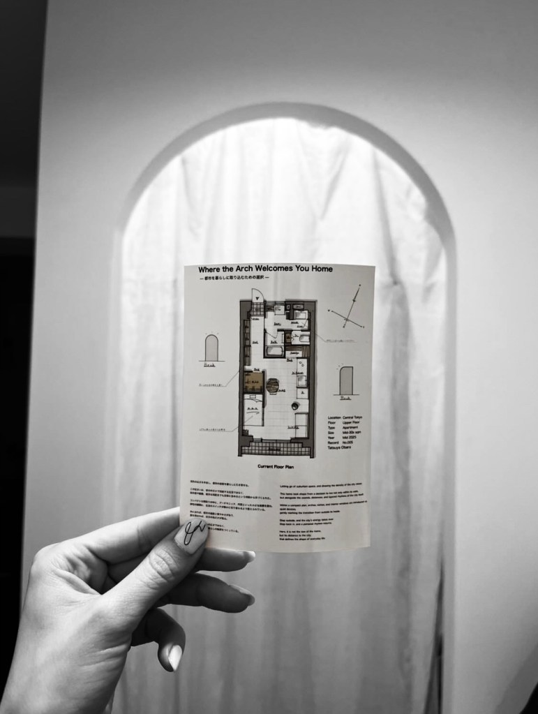 アーチのある玄関まわりに、平面図の作品が置かれている状態
